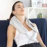 Elektrisk massageapparat med värme och slagteknik